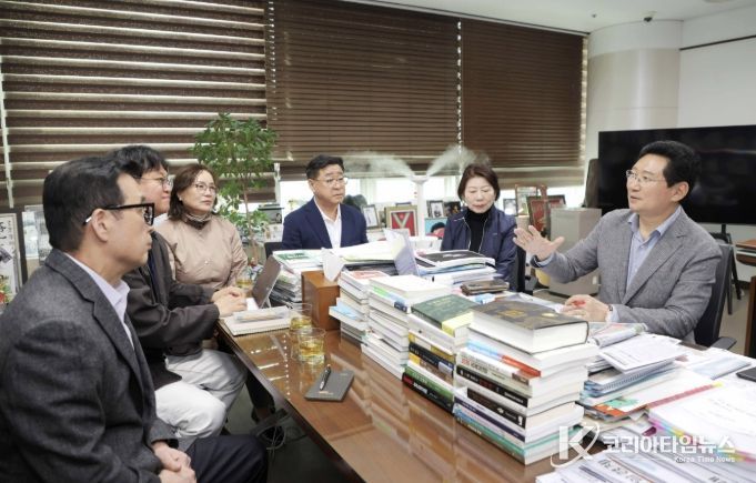 용인특례시 수지구 동천동 공동주택 7곳의 입주자대표회의 주민들은 14일 시청을 방문해 대중교통 개선을 건의했다