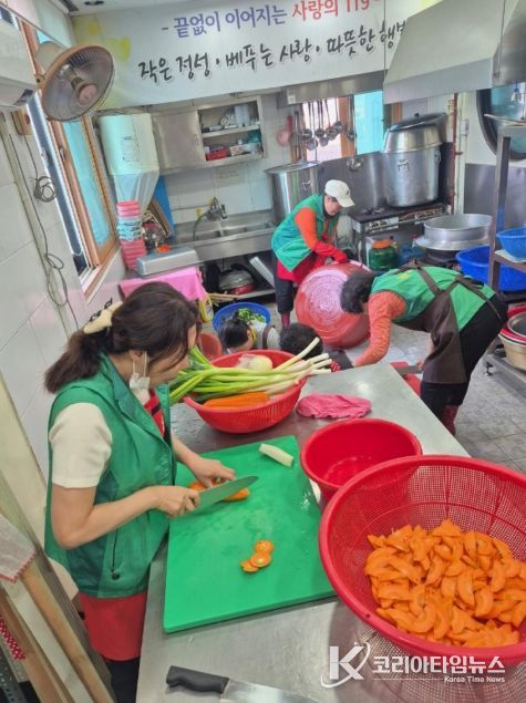 수원시 권선구 평동 새마을지도자부녀회, ‘사랑의 119 음식 음식 나눔’으로 소외 이웃 향한 온기 전달