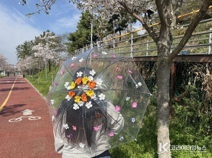 진주남강유등전시관, ‘유등과 함께하는 봄맞이 행사’ 개최- 플라워 레인 아트